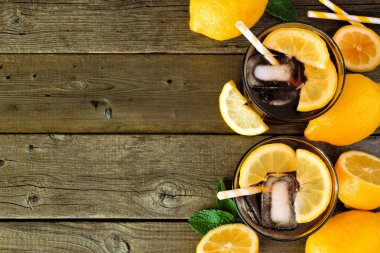 Tatlı yaz buzlu çay. Rustik koyu ahşap arka plan üzerinde kopya alanı ile üst görünüm yan kenar.