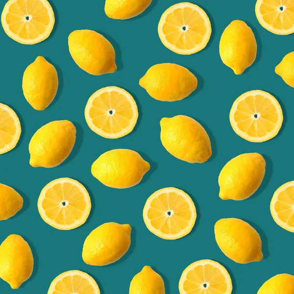 Zomer Fruit Patroon Van Citroenen Citroen Schijfjes Een Donker Blauwe — Stockfoto