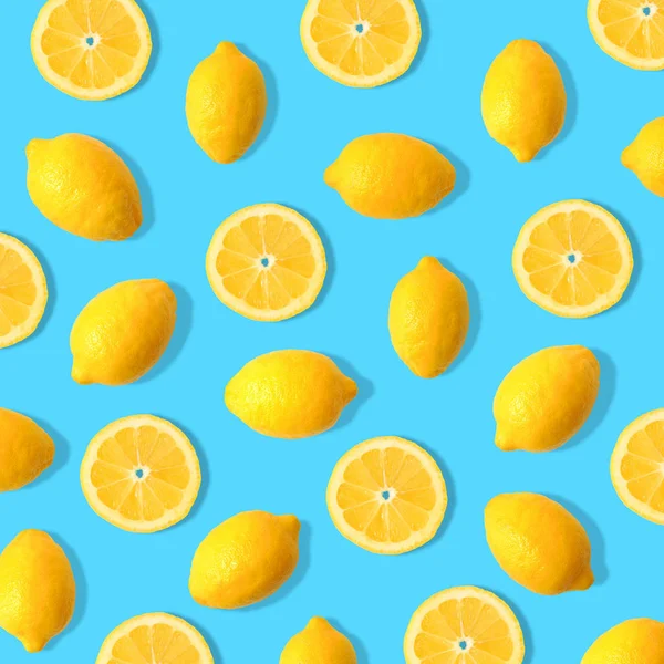 Zomer Fruit Patroon Van Citroenen Citroen Schijfjes Een Blauwe Achtergrond — Stockfoto
