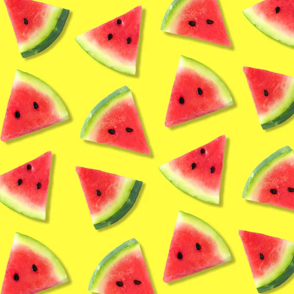 Bunte Sommerfruchtmuster Aus Wassermelonenscheiben Auf Leuchtend Gelbem Hintergrund — Stockfoto