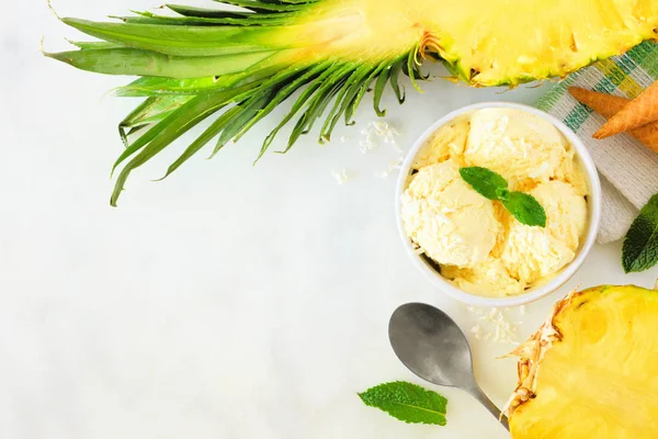 Miska Ananasové Zmrzliny Okraj Pro Zobrazení Nahoře Bílém Mramorovém Pozadí — Stock fotografie