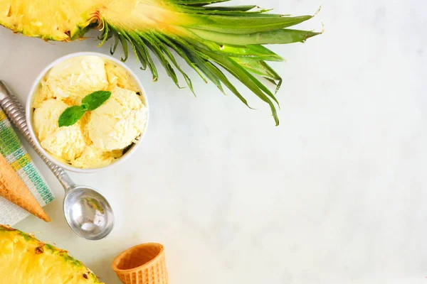 Miska Ananasové Zmrzliny Nad Okraj Pohledu Bílé Mramorové Pozadí Kopírovat — Stock fotografie