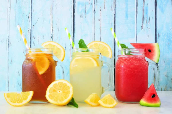 各种夏季饮料在石匠罐玻璃杯与水果与蓝色木材背景 柠檬水和西瓜汁 — 图库照片