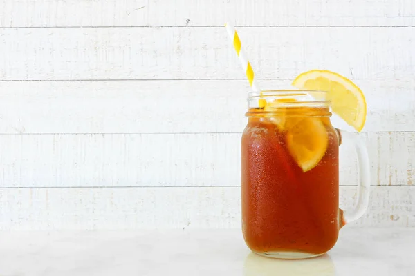 Summer Iced Tea Mason Jar Glass Side View White Wood — Stock Photo, Image