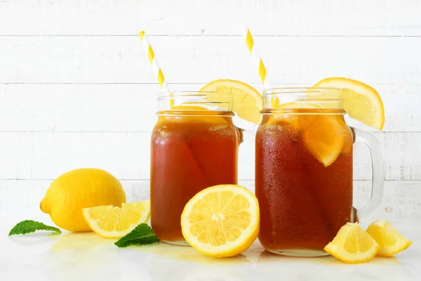 Iced Tea Mason Jar Glasses Lemons Side View White Wood — Stock Photo, Image