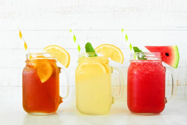 各种夏季饮料在石匠罐玻璃杯与白色木材背景 柠檬水和西瓜汁 — 图库照片