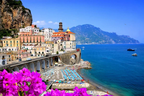 卡普里海岸景观与法拉廖尼岩石 鲜花和船只在蓝色海洋 意大利 — 图库照片