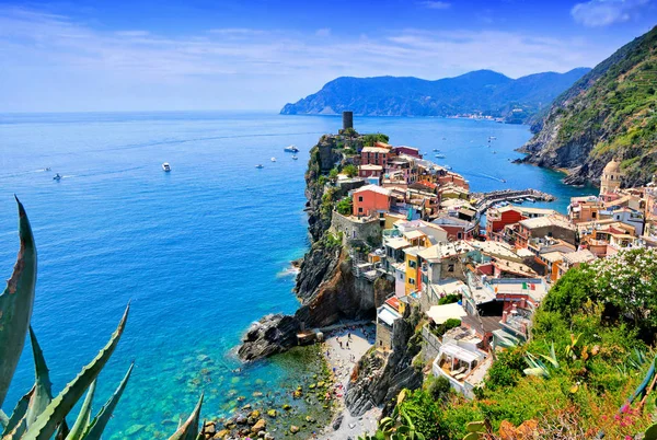 Capri Vista Sulla Costa Con Rocce Fiori Barche Faraglioni Nel — Foto Stock