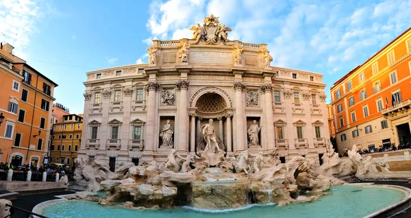 Ünlü Trevi Çeşmesi, Roma, İtalya, panoramik geniş açılı görünüm
