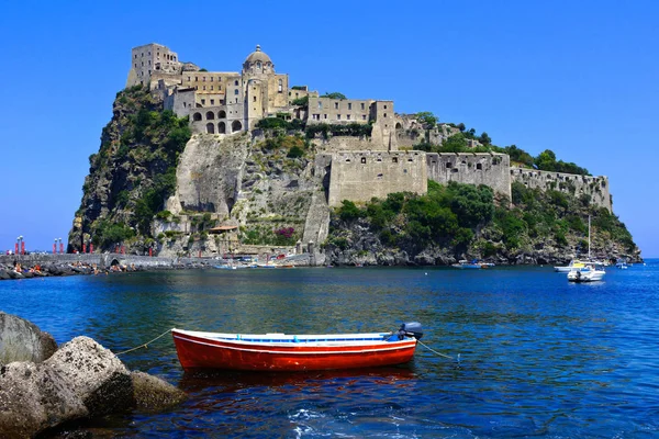 Ischia adası açıklarında mavi sularda tekne ile Aragonese Kalesi, İtalya