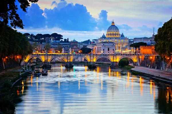 梵蒂冈城和圣彼得大教堂在黄昏时分横跨泰伯河 意大利 — 图库照片