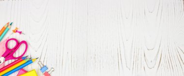 Okul malzemeleri köşe sınır afişi. Kopya alanı ile beyaz ahşap arka plan üzerinde üst görünüm. Okul konseptine geri dön.