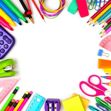 Okul malzemeleri kare kare. Kopya alanı olan beyaz bir arka planüzerinde yalıtılmış üst görünüm. Okul konseptine geri dön.
