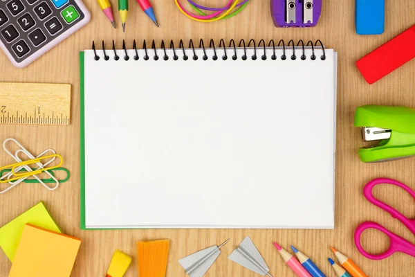 Caderno Bobina Branco Com Estrutura Material Escolar Contra Fundo Mesa — Fotografia de Stock