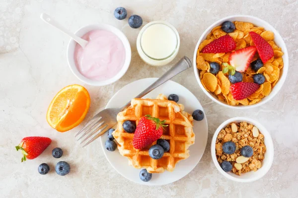 Frukostmat Bord Scen Frukt Flingor Våfflor Yoghurt Och Mjölk Övervy — Stockfoto