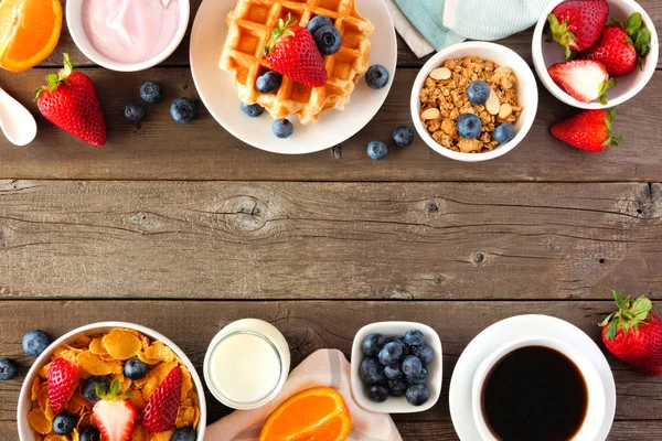 Frukostmat Dubbel Kant Frukt Flingor Våfflor Yoghurt Mjölk Och Kaffe — Stockfoto