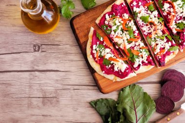 Pancar Humus, beyaz peyniri ile düz ekmek. Ahşap arka planda kopya alanı ile üst görünüm köşe kenarlık. Sağlıklı beslenme konsepti.