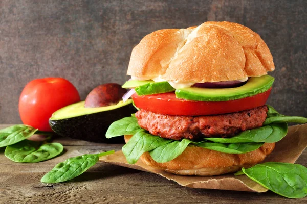 Roślinny Burger Bez Mięsa Awokado Pomidorem Szpinakiem Ciemnym Tle — Zdjęcie stockowe