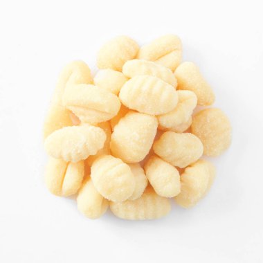 Taze Italyan gnocchi yığını, beyaz mermer arka planda üst görünüm