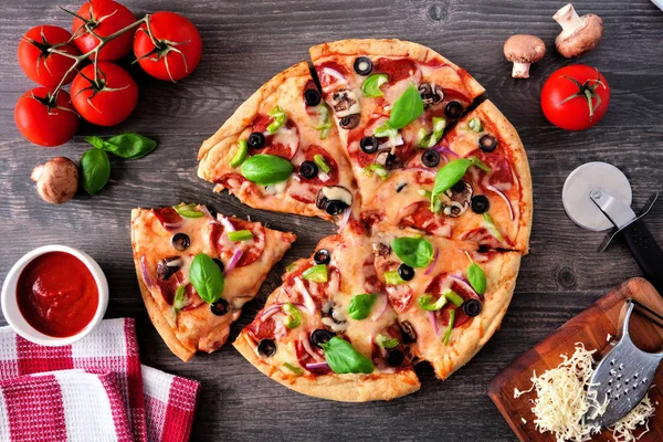 Pizza Fatta Casa Con Peperoni Funghi Peperoni Verdi Olive Cipolle — Foto Stock