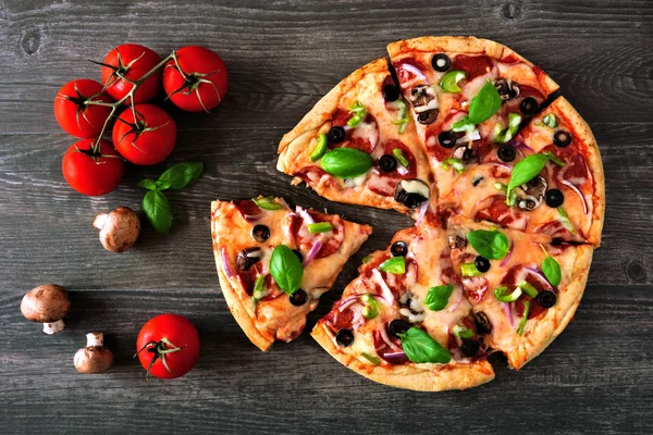 Pizza Fatta Casa Con Peperoni Funghi Peperoni Verdi Olive Cipolle — Foto Stock