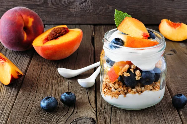 Healthy Peach Blueberry Parfait Mason Jar Close Dark Wood Background — Stock Photo, Image