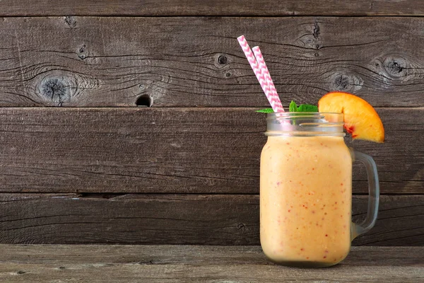 Perzik Smoothie Een Mason Jar Glas Met Papieren Rietjes Zijaanzicht — Stockfoto