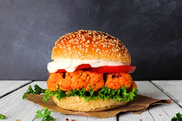 Cauliflower Burger Buffalo Sauce Dark Background Healthy Eating Plant Based — Stock Photo, Image