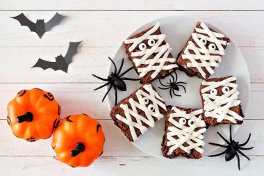 Halloween mumya brownies, beyaz ahşap arka plan üzerinde dekor ile görünümü yukarıda