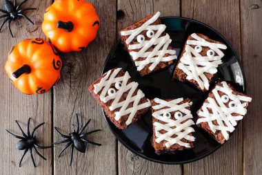 Halloween mumya brownies, rustik ahşap arka plan üzerinde dekor ile görünümü yukarıda