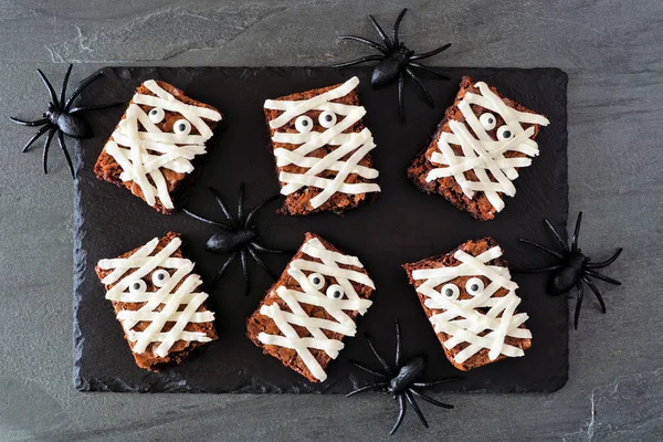 Halloween Mumia Brownies Widok Góry Pająkami Pokładzie Tablicy Służąc Ciemnym — Zdjęcie stockowe
