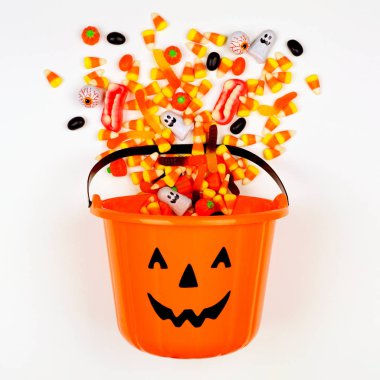 Halloween Jack o Lantern kova dökülen şeker ile, beyaz bir arka plan üzerinde görünümü yukarıda