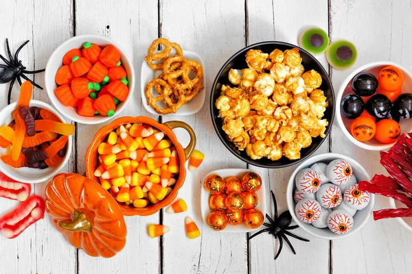 Halloween Candy Bufet Sceny Stołu Białym Tle Drewna Asortyment Zabawy — Zdjęcie stockowe