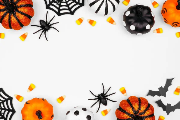 Kabak, şeker ve dekor Cadılar Bayramı çift sınır. Kopyalama alanı ile beyaz bir arka plan üzerinde düz yatıyordu.