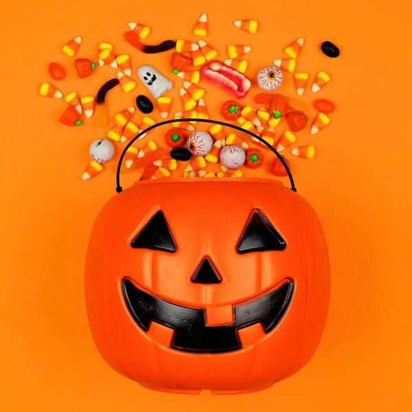 Halloween Jack Laterne Eimer Mit Verschütteten Bonbons Über Ansicht Auf — Stockfoto