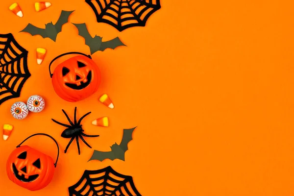 Halloween Oldalsó Határán Szétszórt Cukorka Dekor Narancssárga Háttérrel Másolási Területtel — Stock Fotó