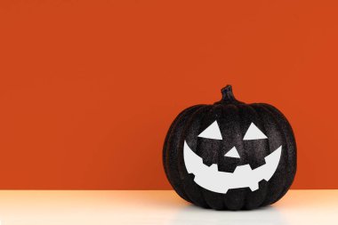 Siyah Halloween Jack o Fener dekorasyon bir sonbahar turuncu arka plan karşı bir ahşap rafta