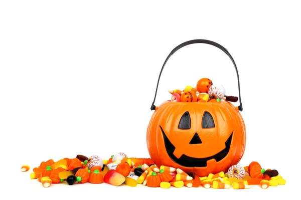 Halloween Jack o Lantern kova şeker ile taşan, yan görünümü beyaz bir arka plan üzerinde izole