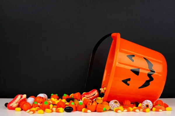 Halloween Jack Laterne Eimer Mit Verschütteten Bonbons Seitenansicht Auf Schwarzem — Stockfoto