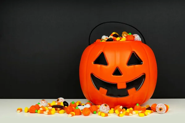 Halloween Jack Lantern Vödör Tele Édességet Oldalnézetből Fekete Háttér — Stock Fotó