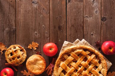 Ev yapımı sonbahar elmalı turta alt sınır. Kopya alanı ile rustik ahşap arka plan üzerinde masa sahnesi görünümü yukarıda.