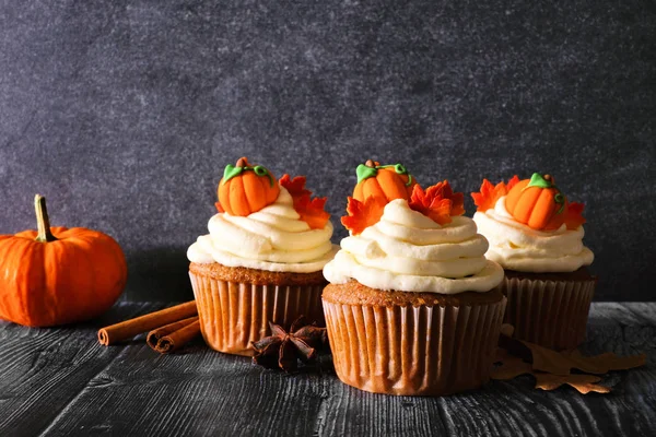 Pasteles Especias Calabaza Otoño Con Glaseado Cremoso Aderezos Otoño Escena — Foto de Stock