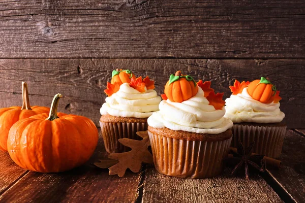 Val Pumpkin Spice Cupcakes Met Romige Glazuur Herfst Toppings Scène — Stockfoto
