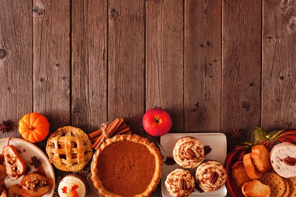 Herbstliches Essen Untere Grenze Tisch Szene Mit Einer Auswahl Kuchen — Stockfoto