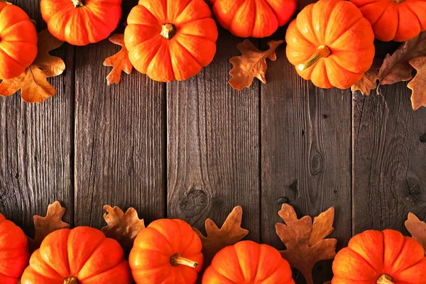 Herbstliche Doppeleinfassung Aus Kürbissen Und Herbstblättern Über Ansicht Auf Rustikalem — Stockfoto