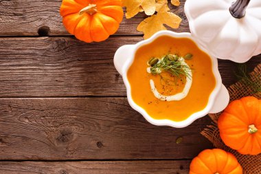 Beyaz balkabağı kokette kremalı kabak çorbası. Sonbahar gıda konsepti. Kopya alanı ile rustik ahşap arka plan üzerinde üst görünüm köşe kenarlığı.