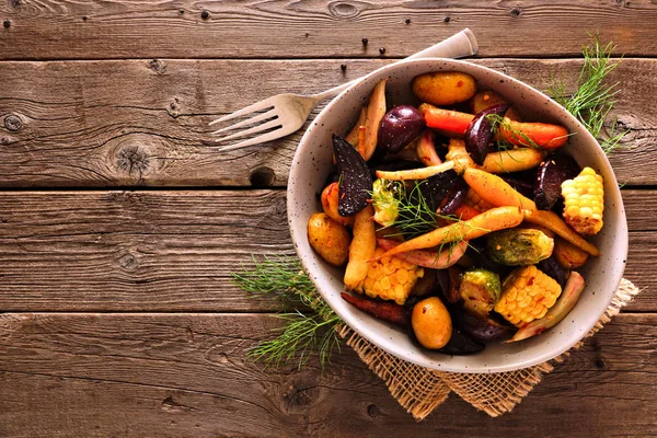 Cuenco Verduras Asadas Otoño Vista Superior Sobre Fondo Madera Rústica — Foto de Stock