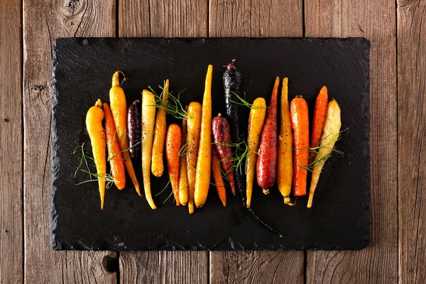 Coloridas Zanahorias Arcoiris Tostadas Dispuestas Fila Una Bandeja Servir Pizarra — Foto de Stock