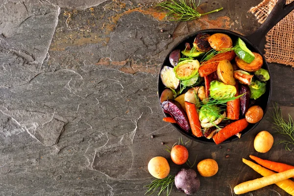 Sartén Hierro Fundido Verduras Asadas Otoño Por Encima Del Borde — Foto de Stock