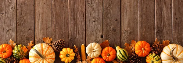 カボチャ ううなび コピースペースと素朴な木製の背景に秋の下のボーダーバナー — ストック写真